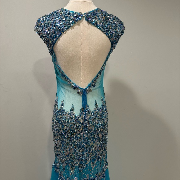 Prom•special occasion•pageant gown. NWT sz 6. Gorgeous blue with sequins. - Picture 3 of 5